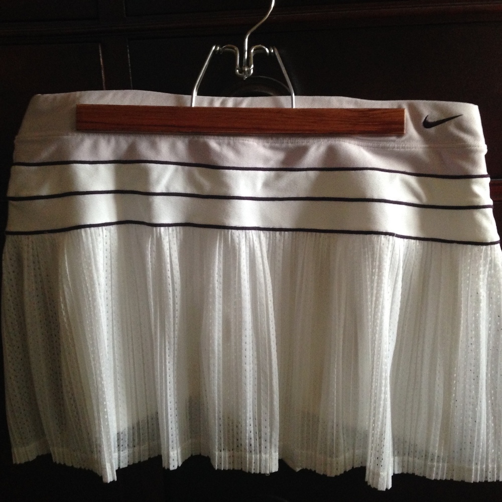 NIKE WOMENS SKORT MEDIUM CUTE!